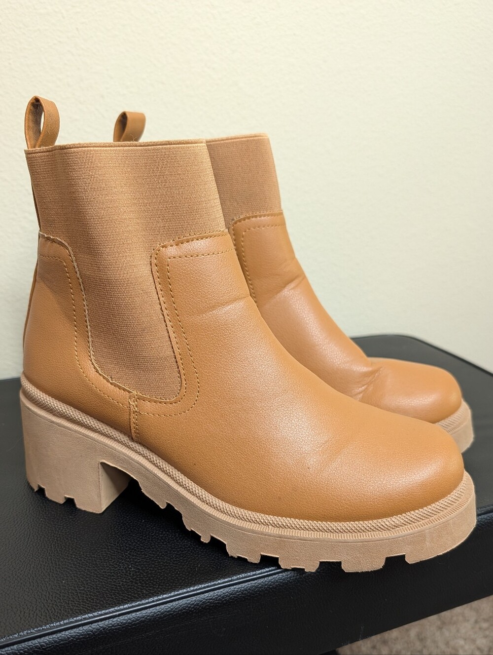 Qupid Camel Chunky Lug Sole Chelsea Boots Women's 8 Platform Pull On